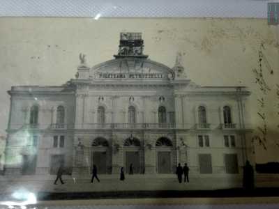 Fra le fotografie della �Bari che fu� di Enrico Bambocci spiccano una del Teatro Petruzzelli del 1904